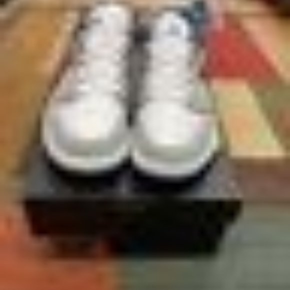 Athletic shoes - Picture 1 of 5